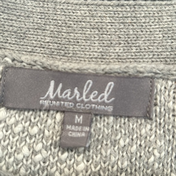 Grey Sweater with White Stars. - Size Medium - Ribbed collar and Sleeves. - Picture 6 of 6